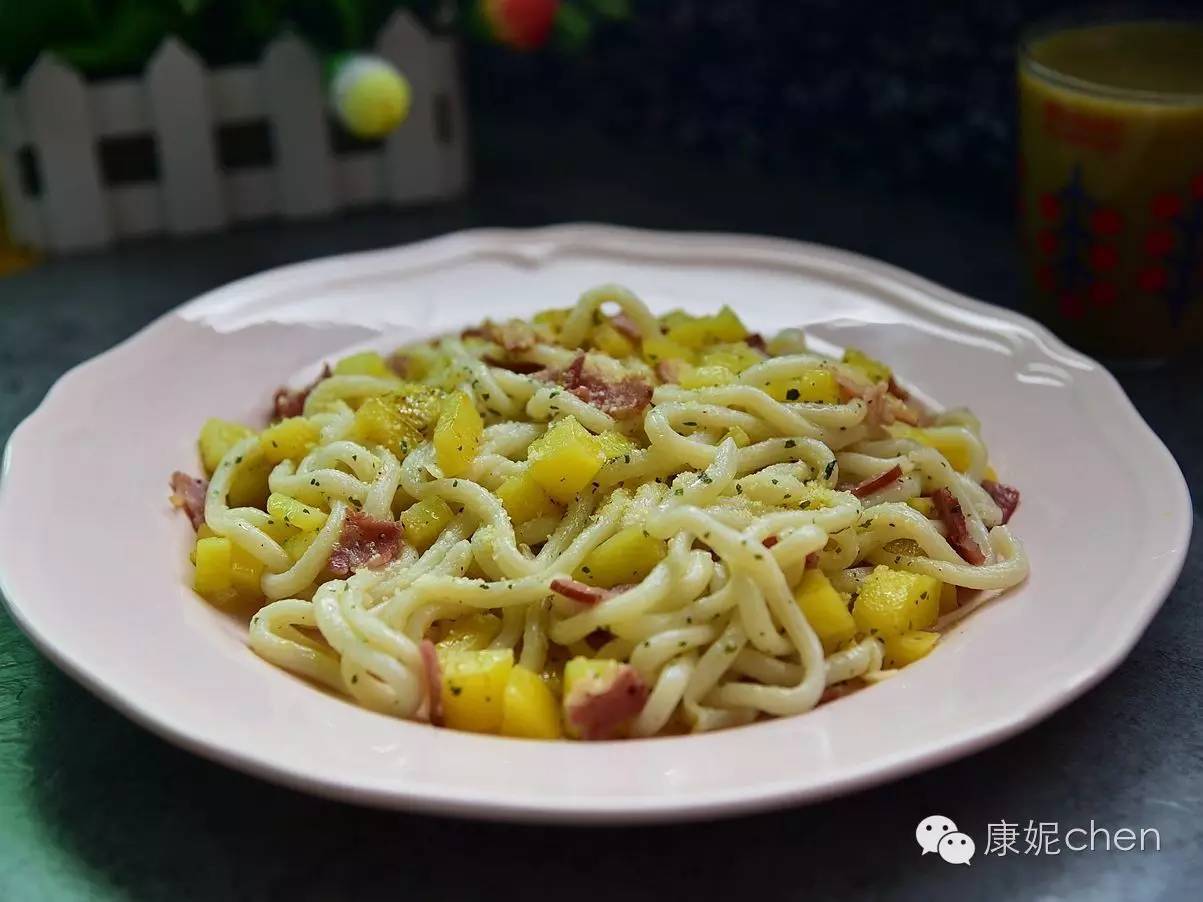 味道超赞的懒人餐 ~土豆培根炒乌冬面