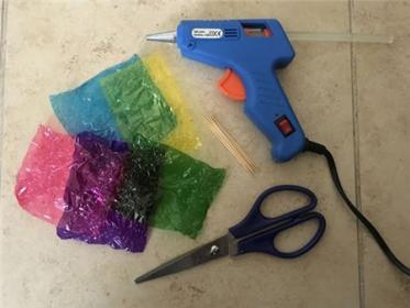 儿童节玻璃糖果纸花朵手工制作1 儿童节玻璃糖果纸花朵手工制作1