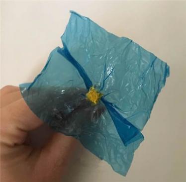 儿童节玻璃糖果纸花朵手工制作5 儿童节玻璃糖果纸花朵手工制作5