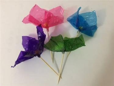 儿童节玻璃糖果纸花朵手工制作6 儿童节玻璃糖果纸花朵手工制作6