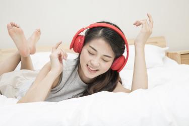 长时间戴耳机会不会引起头疼 长时间戴耳机会不会引起头疼