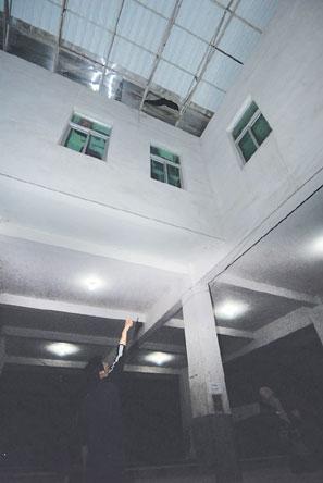 两五龄女童商场坠楼身亡