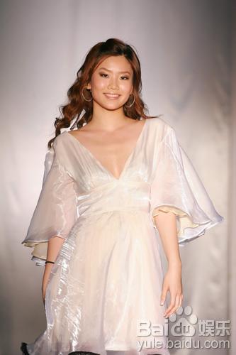 郑少秋厚此薄彼 全家到场捧女儿郑咏恩走秀