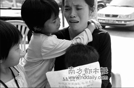一岁多男童当街被偷走(图)