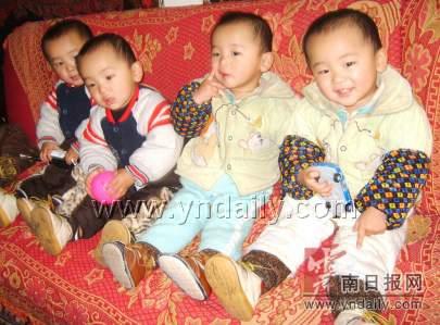 夫妇生养四胞胎男孩(组图)