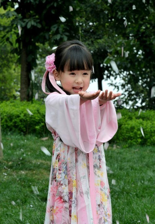 樱花小萝莉汉服萌照走红 网友称其汉服女神(组图)