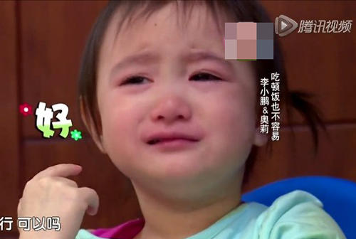 李小鹏女儿奥莉成表情帝 可爱几连拍受追捧