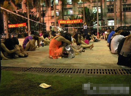 深圳警方深夜扫黄：带回六十九人