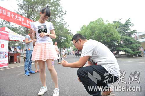 出租大腿当卫生巾广告位 吸引学生弯腰扫码(图)
