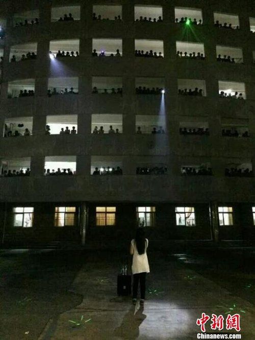 “准毕业学姐”男寝前献唱告别校园 走红网络