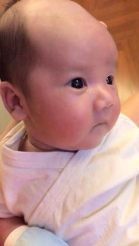 梁静茹首曝儿子正面照 眼睛很大像妈妈