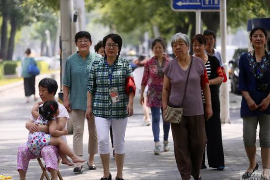 北京街头现戴红袖章“反恐大妈” 85万志愿者保家园