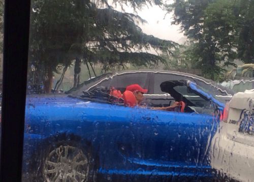 男子雨中开敞篷车 网友:土豪的世界咱不懂