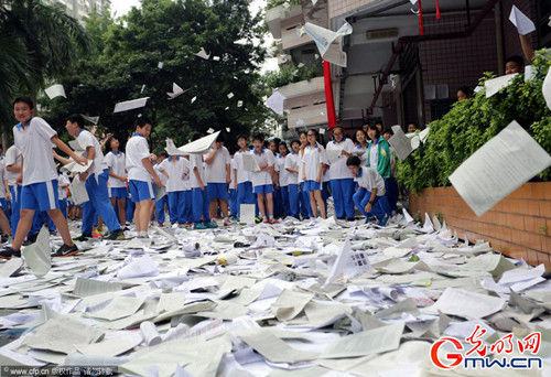 广州：学生将废弃试卷扔出教室 迎接考试