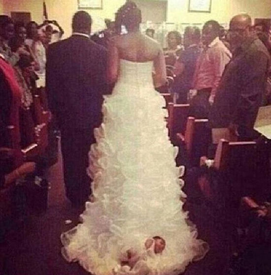 美国裙摆婴儿：被母亲绑婚纱裙摆拖行