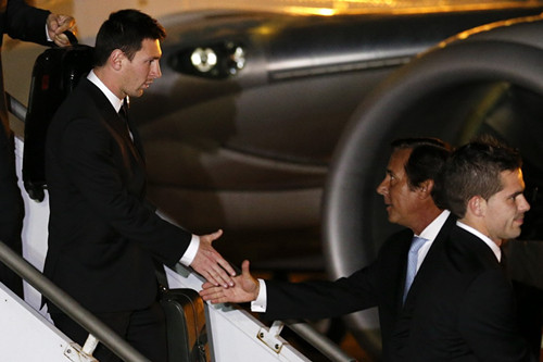 阿根廷队抵达巴西 梅西受到大使亲切迎接