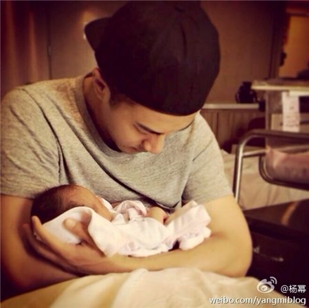杨幂晒刘恺威温柔抱女照  隔空呼唤：想你！