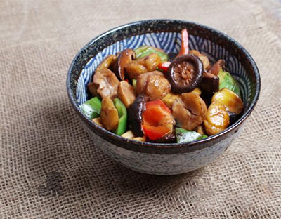 哺乳期食谱推荐：栗子冬菇焖鸽