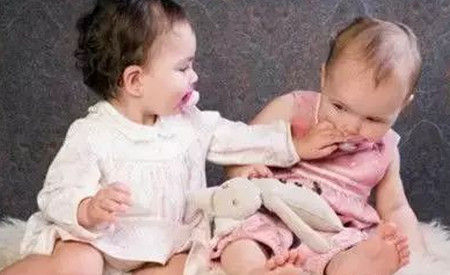 女儿没上幼儿园之前嚣张跋扈，入园以后就变成这样了......好欣慰！