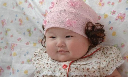 一位阿姨看到我女儿后说：小时候不好看的孩子，长大后会变漂亮的......