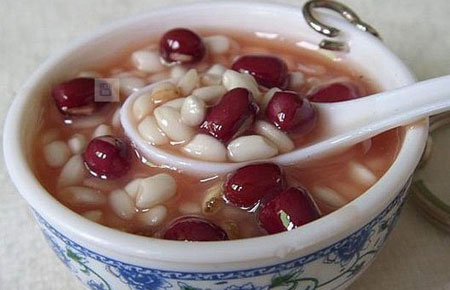 春季祛湿健脾佳品：薏米赤小豆粥