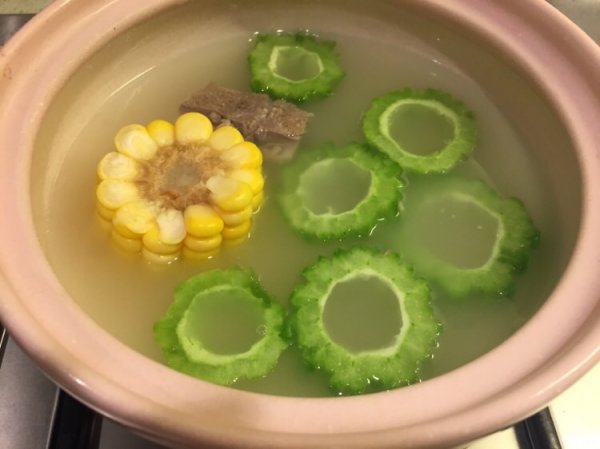 苦瓜玉米排骨汤