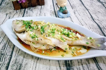 吃淡水鱼也能补充DHA，现在知道也不晚：清蒸鲈鱼