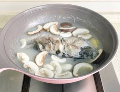 鲫鱼可以这样给宝宝做，你做对了吗？