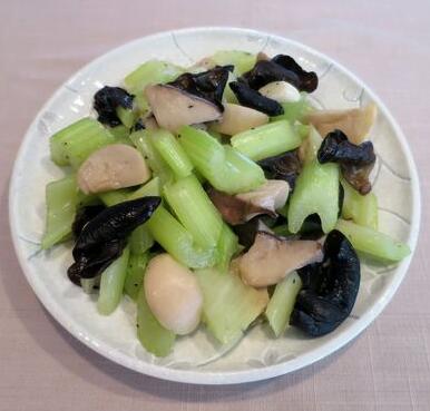 杏鲍菇炒西芹的做法