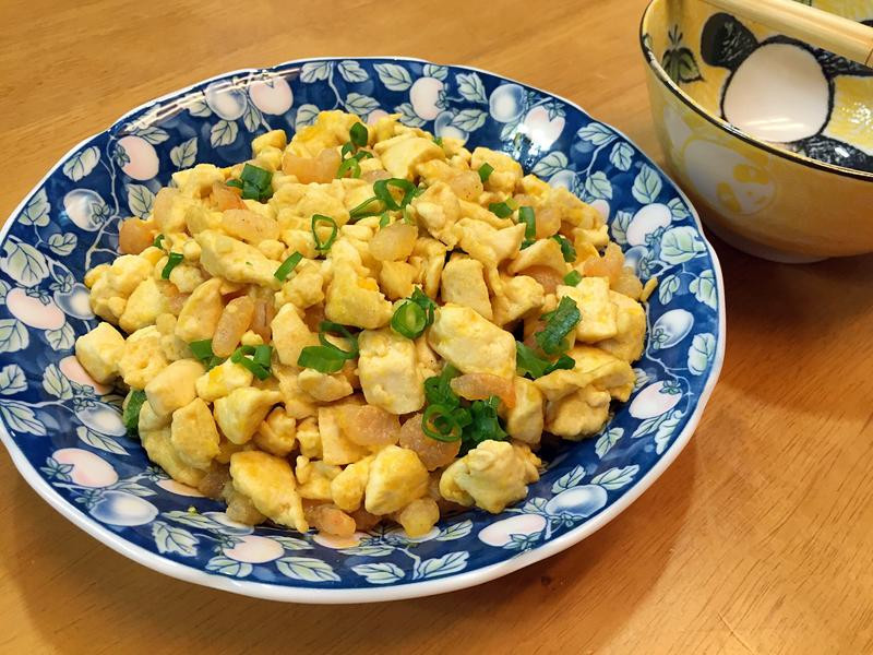 咸蛋黄虾仁豆腐粒 咸香下饭的家常料理