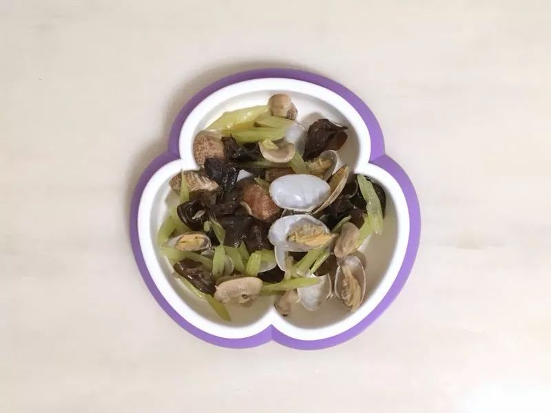 芹菜口蘑木耳炒花蛤，一道宝宝版的海鲜菜！