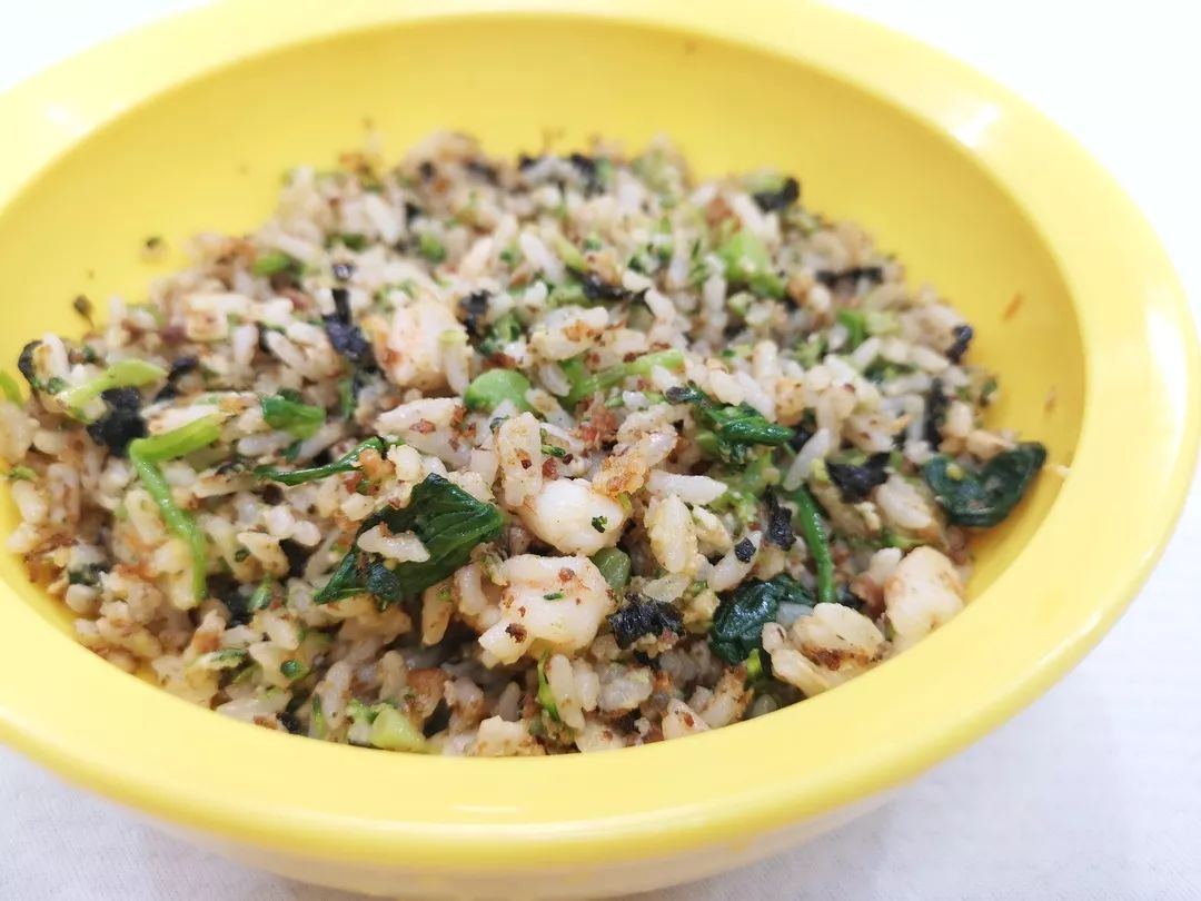 虾仁海苔坚果炒饭的做法