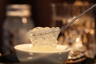 燕窝用冷水泡发还是热水