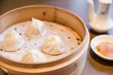 买的小笼包为什么那么白
