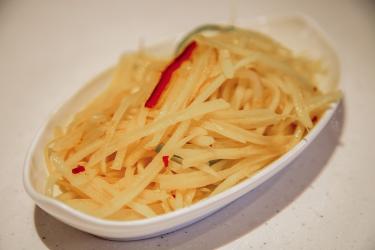 炒土豆丝要不要先焯水