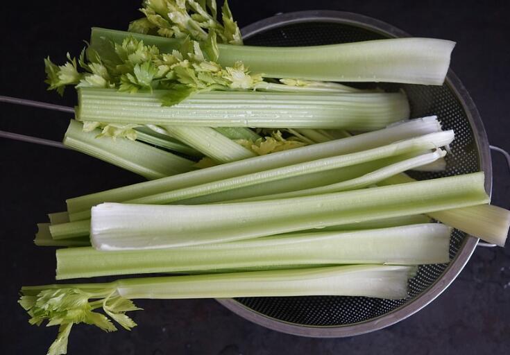 芹菜包饺子用不用焯水
