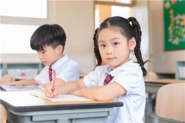 小学二年级作文50字：夸夸文具盒