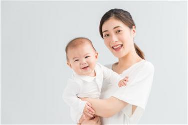 宝宝第一口奶母乳还是奶粉