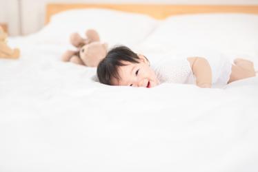 两个月宝宝可以趴在妈妈身上睡觉吗