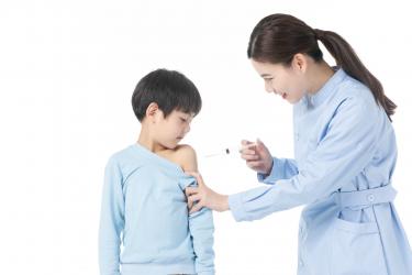 小孩打留置针睡觉可以随便睡吗