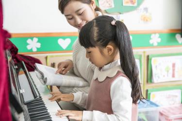 小孩手指短适合学钢琴吗