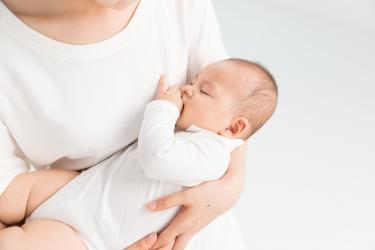 新生儿吐奶后还想吃能不能再喂