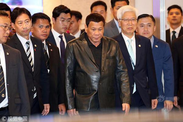 xk星空体育登录-挑战150斤巨型金枪鱼，极限6人轮番拉线，切生鱼片鲜味生猛